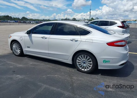 2014 Ford Fusion Energi Titanium z USA, uszkodzony, nr VIN 3FA6P0SU8ER269947